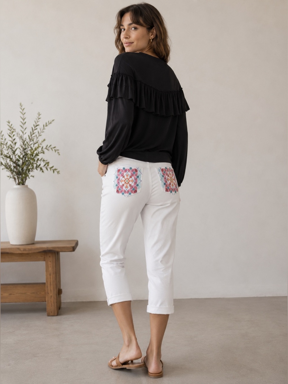 Unique Embroidered Cotton Cropped White Capris Jeans. Like new: Misses Size 2/26